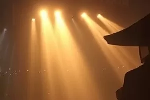 国产剧集主视觉海报，雨夜街巷与橱窗暖光交错