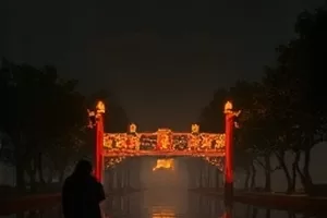 《老屋手记》封面，木门与门槛上斑驳交错的日光