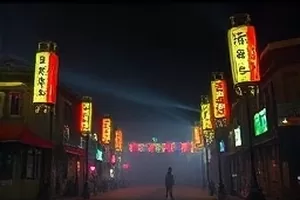 《长街灯火》剧照，老商业街入夜后亮起的暖黄灯串