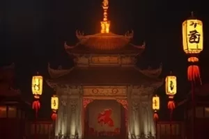 《盐田纪事》封面，方格状盐田倒映出整片天空